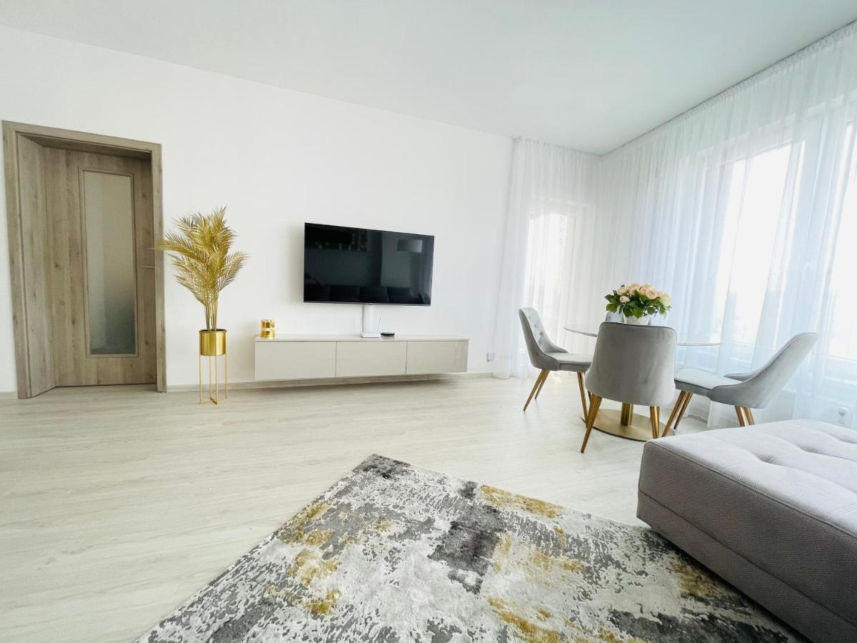 New Luxury City Centre Apartment With Panoramic View, Free Parking Pressburg Exterior foto