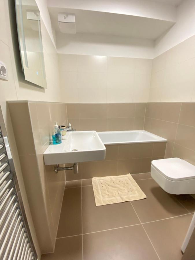 New Luxury City Centre Apartment With Panoramic View, Free Parking Pressburg Exterior foto