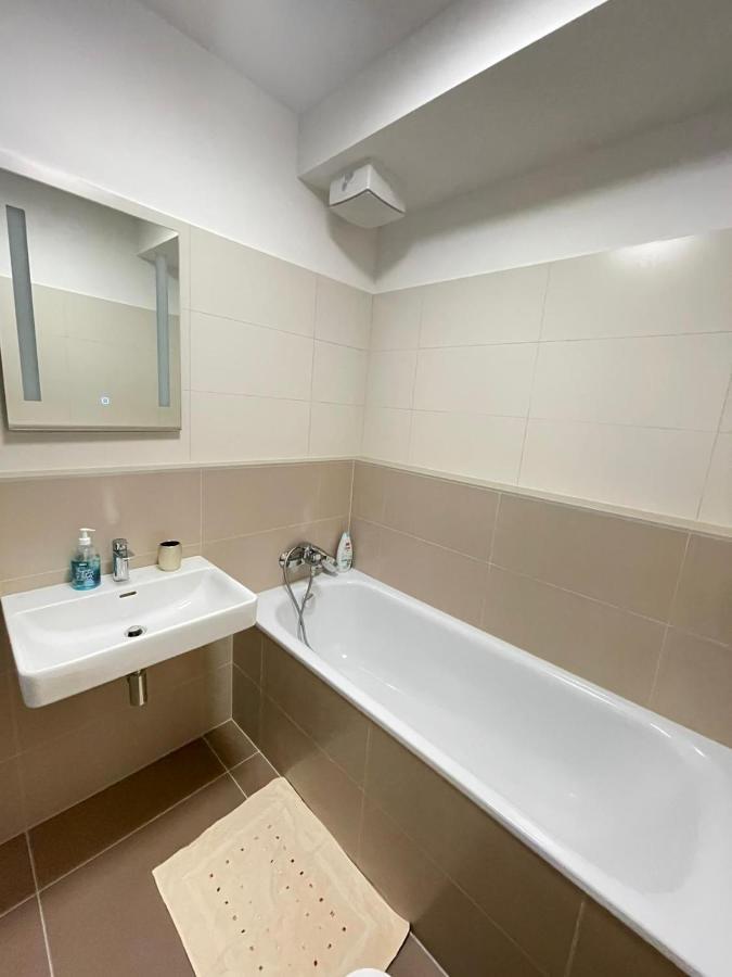 New Luxury City Centre Apartment With Panoramic View, Free Parking Pressburg Exterior foto